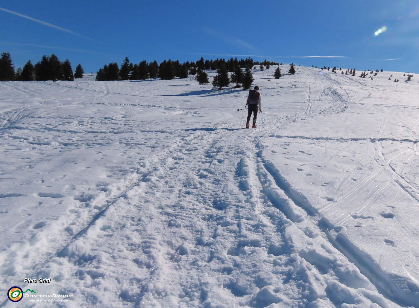 20 Saliamo su neve battuta al Monte Alto.JPG